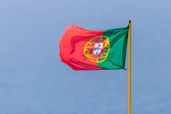 葡萄牙国旗在蓝天的映衬下飘扬 — 图库照片