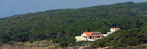 Casa Fazenda Sozinha Com Painéis Solares Modernos Telhado Floresta — Fotografia de Stock