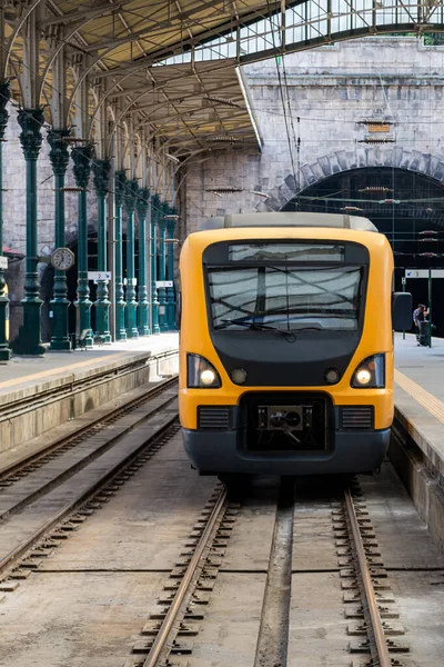 Vlak Čeká Nástupišti Nádraží Lisabonu — Stock fotografie