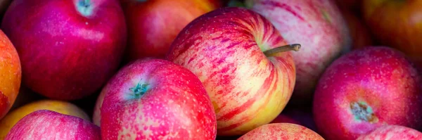 街头市场的红熟苹果背景 — 图库照片