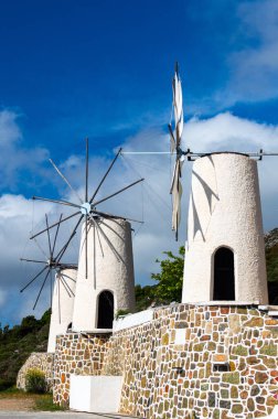 Yunanistan 'ın sembolü mavi gökyüzü olan beyaz yel değirmenleri.