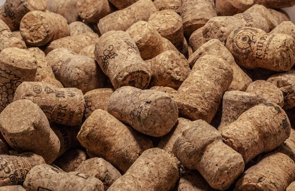 Bir sürü şampanya mantarı.