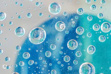 Camdaki kabarcıkların soyut görüntüsü