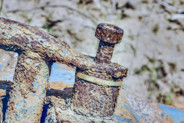 Paslı eski metal parçaları