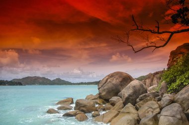 Seyşeller 'deki bir adada büyük kayalar.