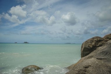 Seyşeller 'deki bir adada büyük kayalar.