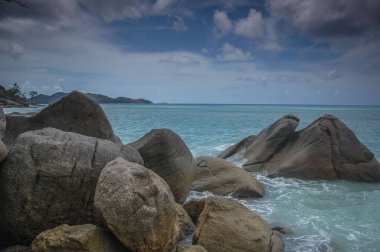 Seyşeller 'deki bir adada büyük kayalar.