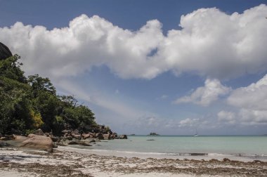 Seyşeller 'de güzel bir ada var.