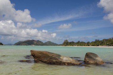 Seyşeller 'deki bir adada güzel bir deniz manzarası.
