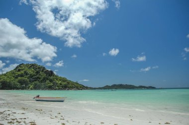 Seyşeller 'deki okyanusta bir adada tekne.
