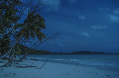 Seyşeller sahilinde bir gece.