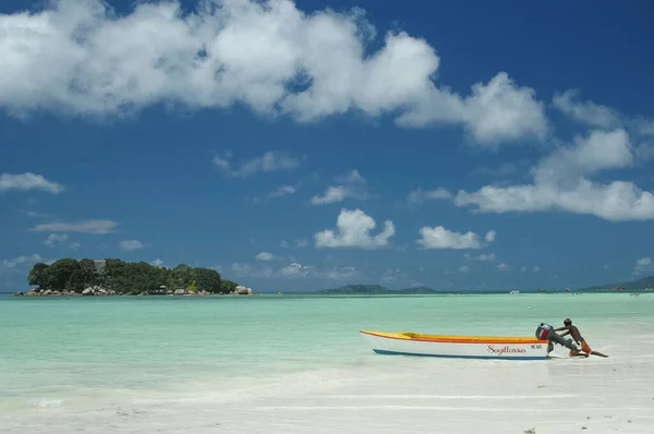 Лодка Острове Океане Сейшельских Островах — стоковое фото