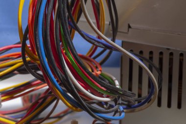 Bir sürü kablo ile güç kaynağı