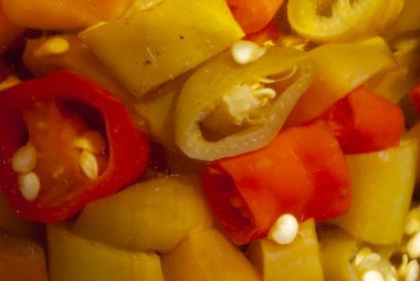 Cam bir kavanozda çeşitli sebzeler