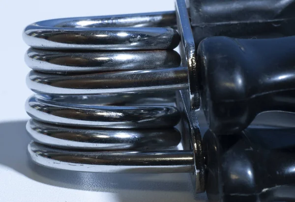 ブラックハンドル付きの光沢のある金属エキスパンダスプリング — ストック写真