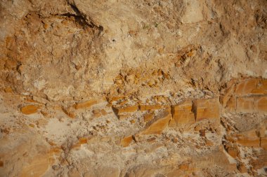 Eski taş ocağının kum çizgileri