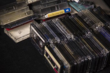 20. yüzyıldan kalma bir sürü eski mikro kaset.