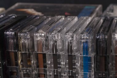 20. yüzyıldan kalma bir sürü eski mikro kaset.