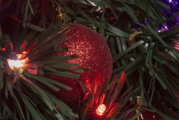 Noel Süsleri Noel Ağacında Işıldıyor — Stok fotoğraf