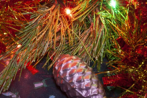 Noel Süsleri Noel Ağacında Işıldıyor — Stok fotoğraf