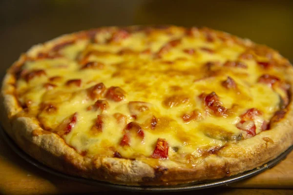 Die Pizza Besteht Aus Käse Tomaten Und Wurst — Stockfoto