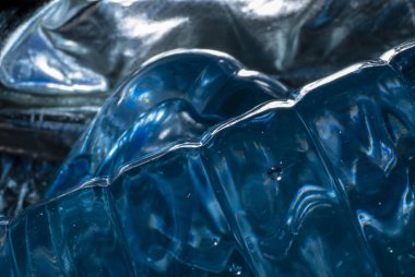 Su şişesi pencerede fotoğraflandı.