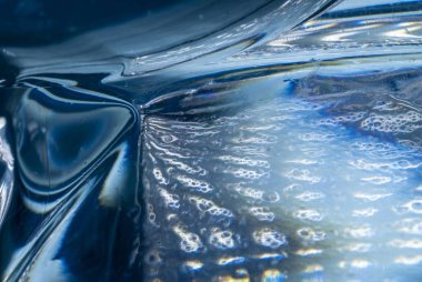 Su şişesi pencerede fotoğraflandı.