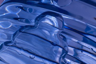 Su şişesi pencerede fotoğraflandı.