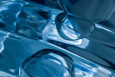 Su şişesi pencerede fotoğraflandı.