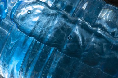 Su şişesi pencerede fotoğraflandı.