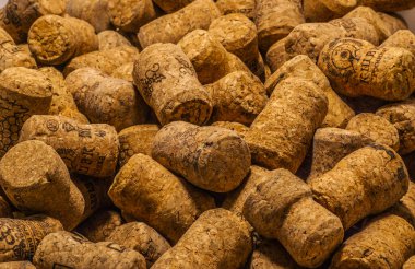 Bir sürü şarap mantarı kahverengi.