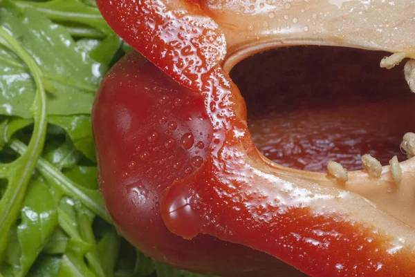 Červená Paprika Nakrájená Polovinu Pozadí Listů Salátu — Stock fotografie
