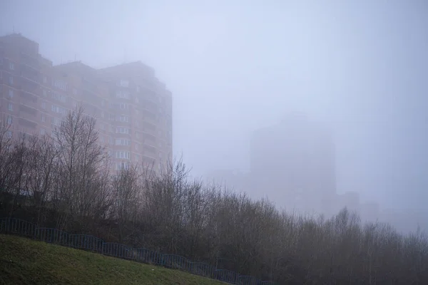 城市上空的浓雾 — 图库照片