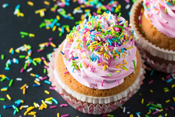 Primer Plano Cupcakes Con Vainilla Bayas Crema Rosa Blanca Chocolate — Foto de Stock