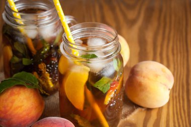 Ev yapımı limonata olgun şeftali ve soğuk taze nane. Şeftali çay bir kavanoz. Serinletici su.