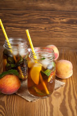 Ev yapımı limonata olgun şeftali ve soğuk taze nane. Şeftali çay bir kavanoz. Serinletici su.