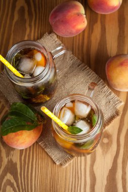 Ev yapımı limonata olgun şeftali ve soğuk taze nane. Şeftali çay bir kavanoz. Serinletici su.