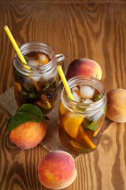 Ev yapımı limonata olgun şeftali ve soğuk taze nane. Şeftali çay bir kavanoz. Serinletici su.