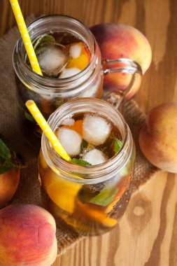 Ev yapımı limonata olgun şeftali ve soğuk taze nane. Şeftali çay bir kavanoz. Serinletici su.