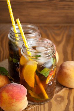 Ev yapımı limonata olgun şeftali ve soğuk taze nane. Şeftali çay bir kavanoz. Serinletici su.