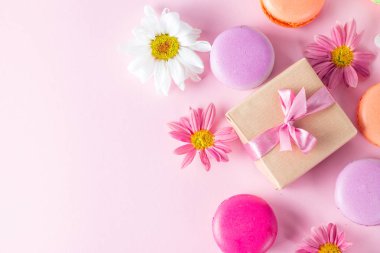 Pasta macarons, hediye kutusu, çay, kahve, cappuccino ve çiçek fotoğrafı. Tatlı romantik gıda acıbadem kurabiyesi kavramı. Sabah kahvaltı ve hediyeler.