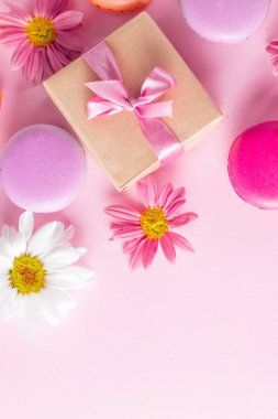 Pasta macarons, hediye kutusu, çay, kahve, cappuccino ve çiçek fotoğrafı. Tatlı romantik gıda acıbadem kurabiyesi kavramı. Sabah kahvaltı ve hediyeler.