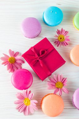 Pasta macarons, hediye kutusu, çay, kahve, cappuccino ve çiçek fotoğrafı. Tatlı romantik gıda acıbadem kurabiyesi kavramı. Sabah kahvaltı ve hediyeler.