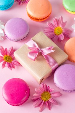 Pasta macarons, hediye kutusu, çay, kahve, cappuccino ve çiçek fotoğrafı. Tatlı romantik gıda acıbadem kurabiyesi kavramı. Sabah kahvaltı ve hediyeler.