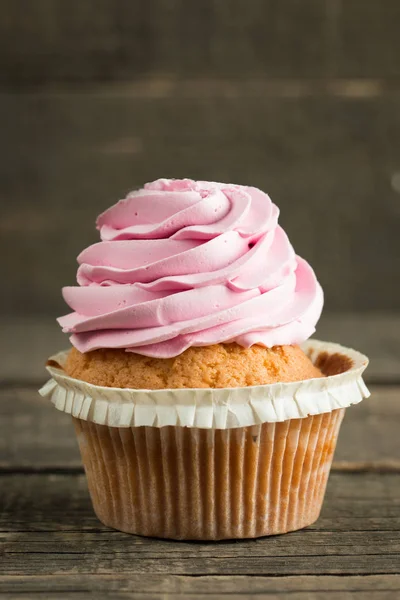 Closeup Cupcakes Com Baunilha Bagas Creme Rosa Branco Chocolate Polvilhas — Fotografia de Stock