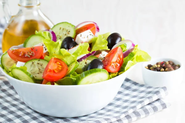 Ensalada Griega Fresca Hecha Tomate Cherry Ruccola Rúcula Feta Aceitunas —  Fotos de Stock