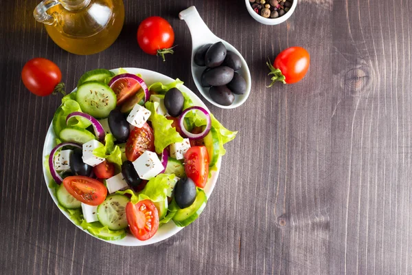 Ensalada Griega Fresca Hecha Tomate Cherry Ruccola Rúcula Feta Aceitunas —  Fotos de Stock