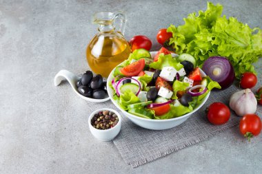 Kiraz domates, ruccola, roka, beyaz peynir, zeytin, salatalık, soğan ve baharat taze Yunan salatası yaptı. Sezar salatası ahşap arka plan üzerinde beyaz bir kase. Sağlıklı organik beslenme gıda kavramı.