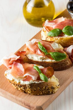 İtalyan domates, jambon, jamon, jambon ve peynir bruschetta. Tapas, antipasti Doğranmış sebzeler, otlar ve petrol ızgara ciabatta ve baget ekmek.