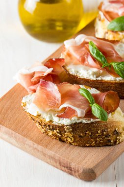 İtalyan domates, jambon, jamon, jambon ve peynir bruschetta. Tapas, antipasti Doğranmış sebzeler, otlar ve petrol ızgara ciabatta ve baget ekmek.